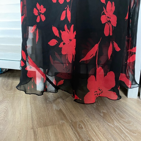 Believe Woman Maxi Shift Black Lining With Shear Red Floral Overlay 18W Goth - Picture 4 of 6